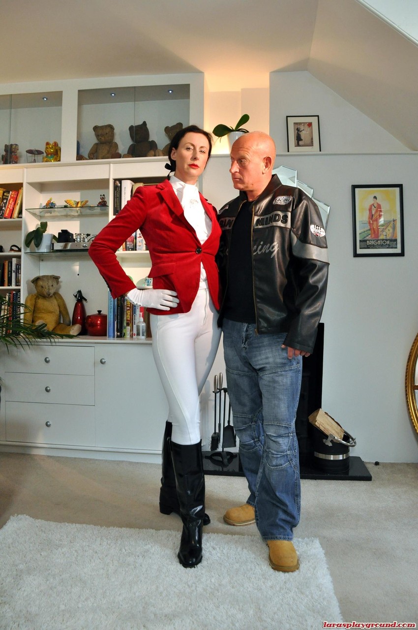 拉拉·莱克斯穿着开裆骑马裤和靴子准备开干