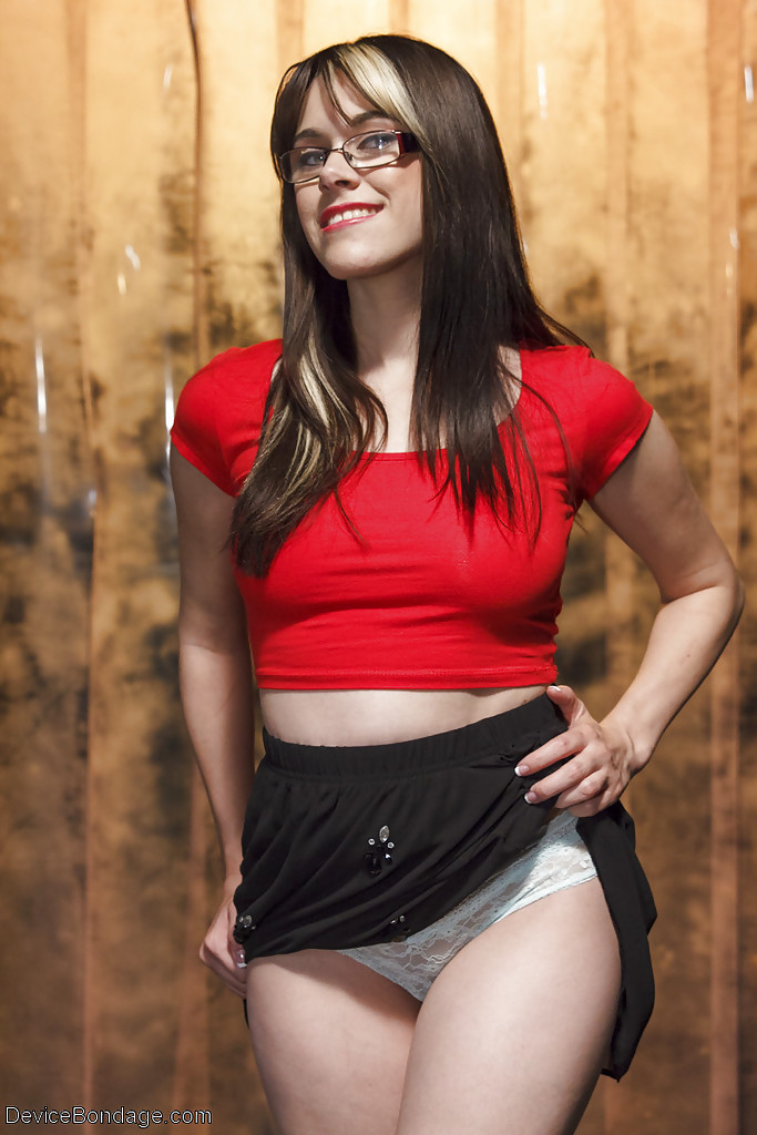 Katt Anomia : Adolescente Geek Jouit Sous Une Machine De Baise