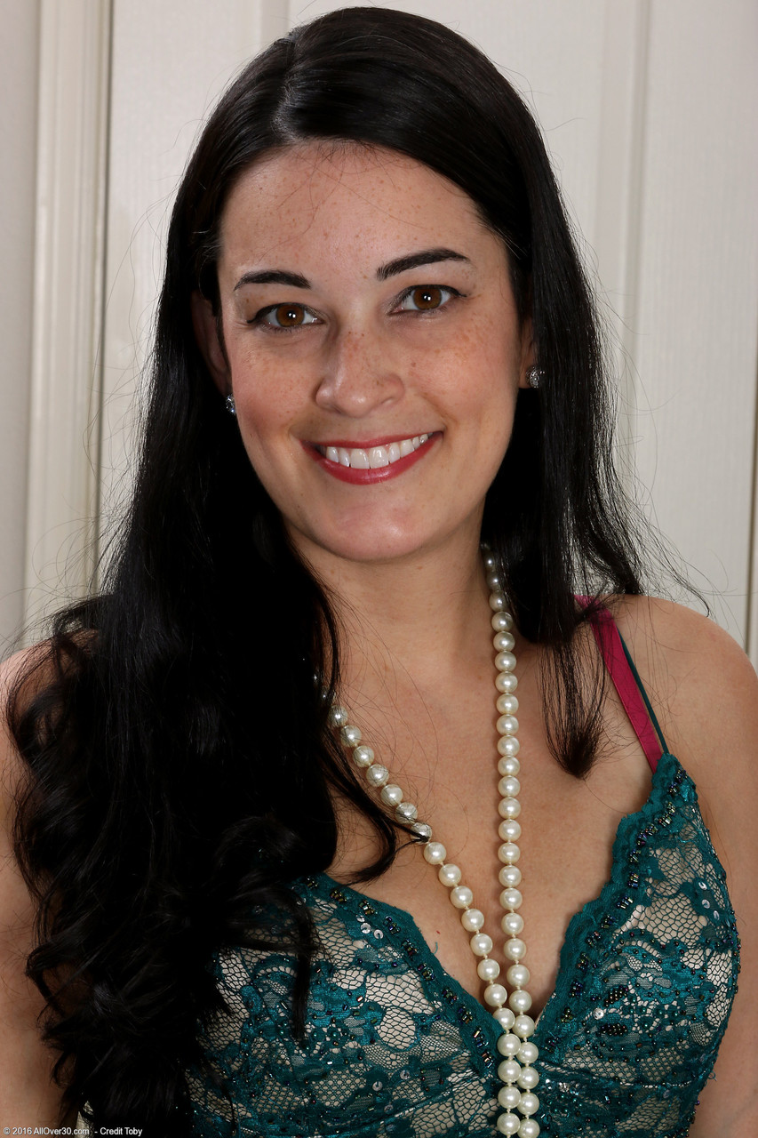 बड़े स्तनों वाली नायला पार्कर अपनी सूजी हुई योनि प्रदर्शित करती हैं