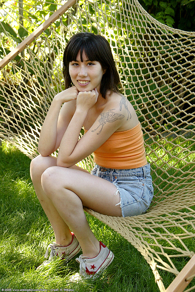 亚洲可爱女孩户外露出她的乳房和多毛阴部