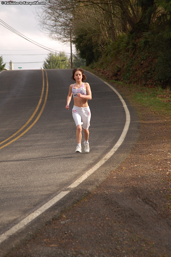 Matilda : Adolescente Amateur Aux Gros Seins Lave Son Corps Chaud Après Une Course En Solitaire