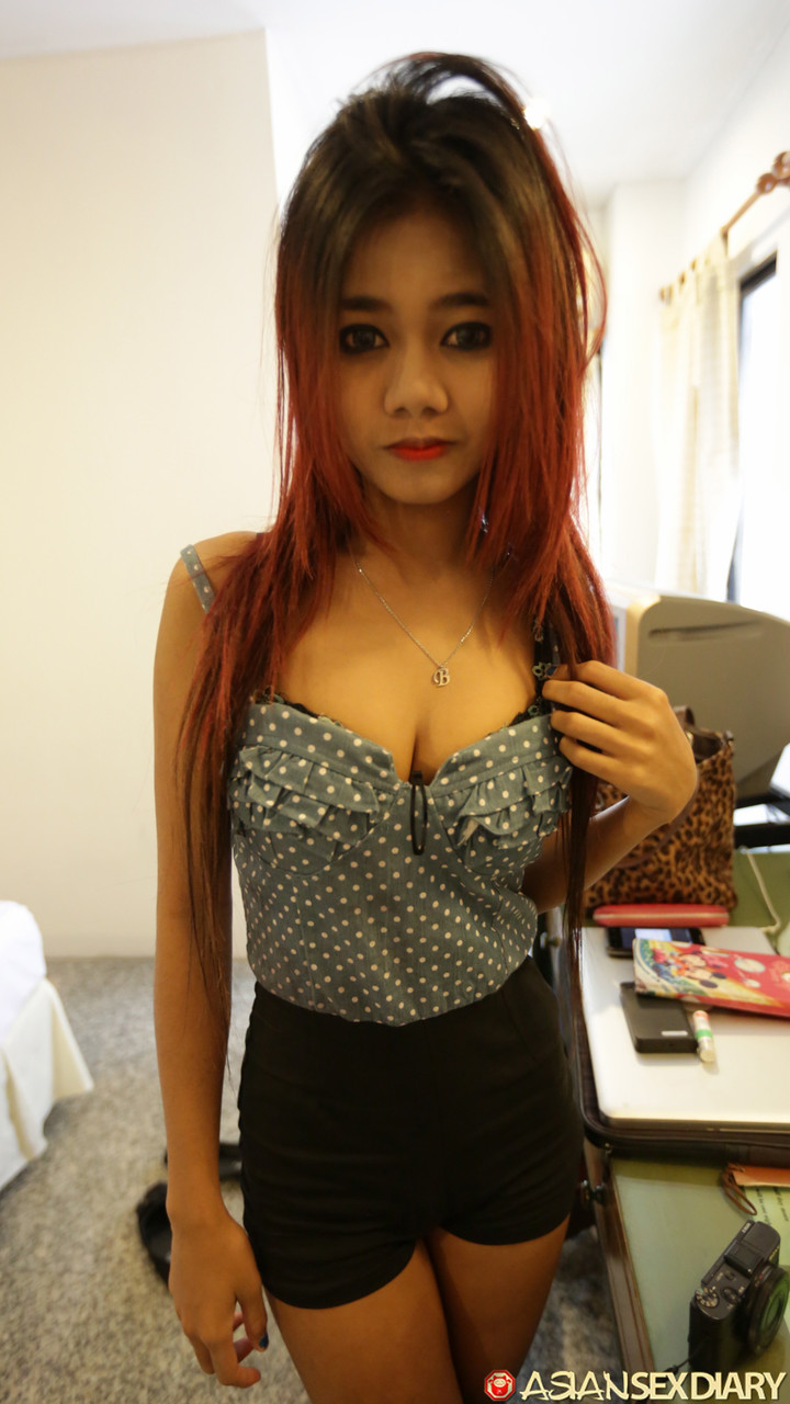 巨大な勃起がセクシーなアジア人Jubjangのきついマンコを広げて中出し