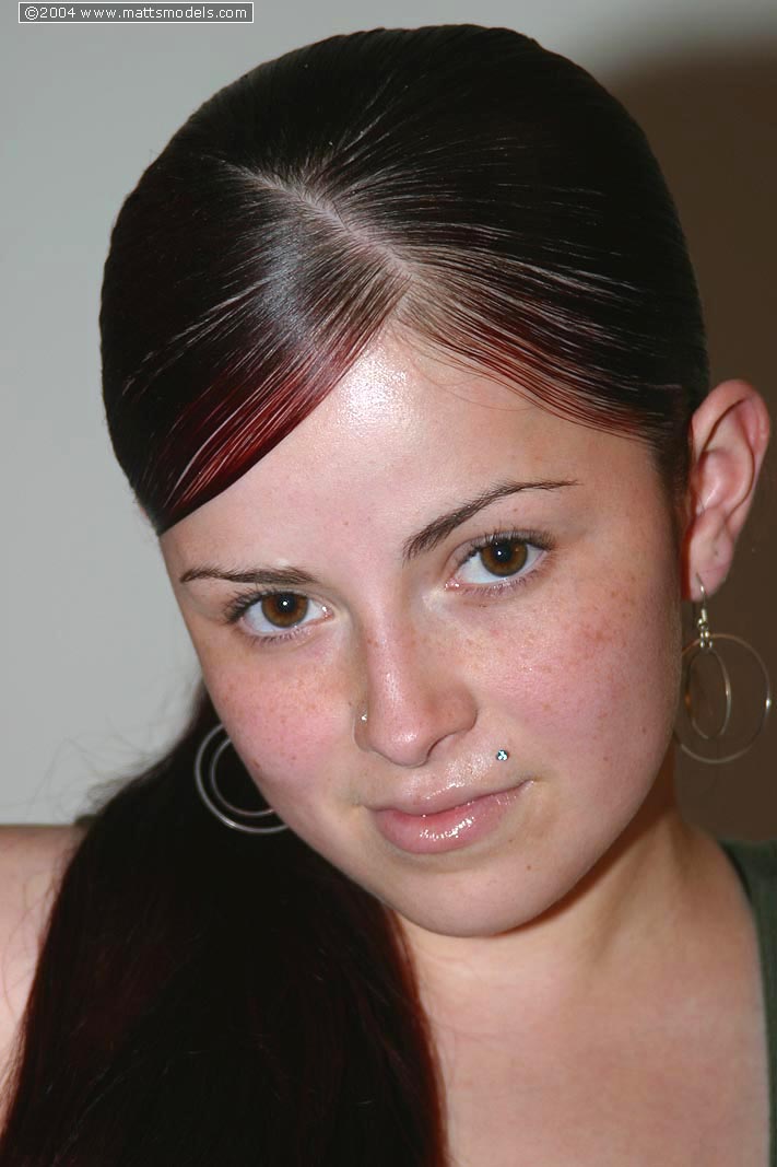 ब्रुकलीन पहली बार बड़े प्राकृतिक और गुलाबी चूत के हिस्से का पता लगाता है