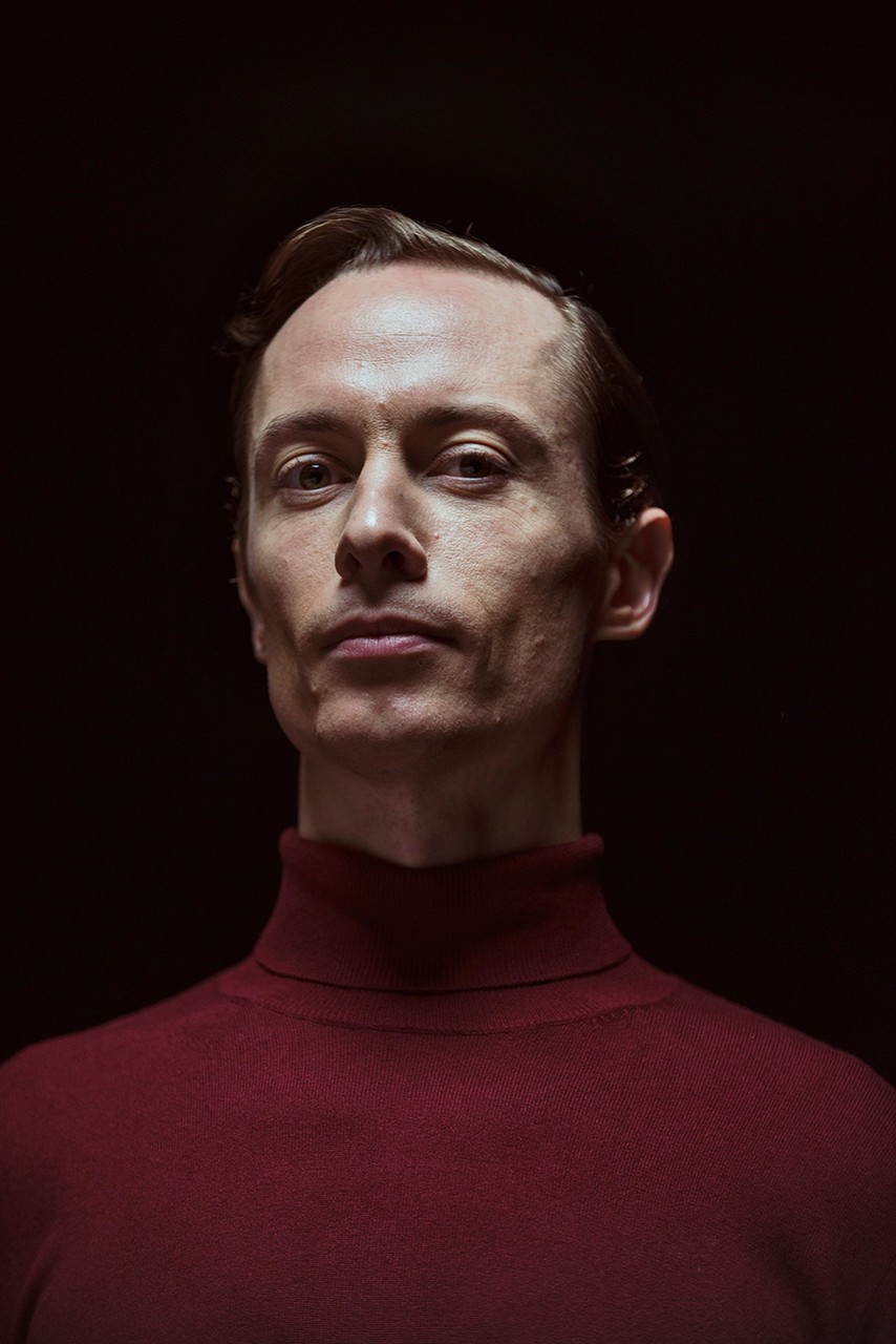 リナ・ベンベ：従順なベイブが男性ハンドラーにバイブで犯される