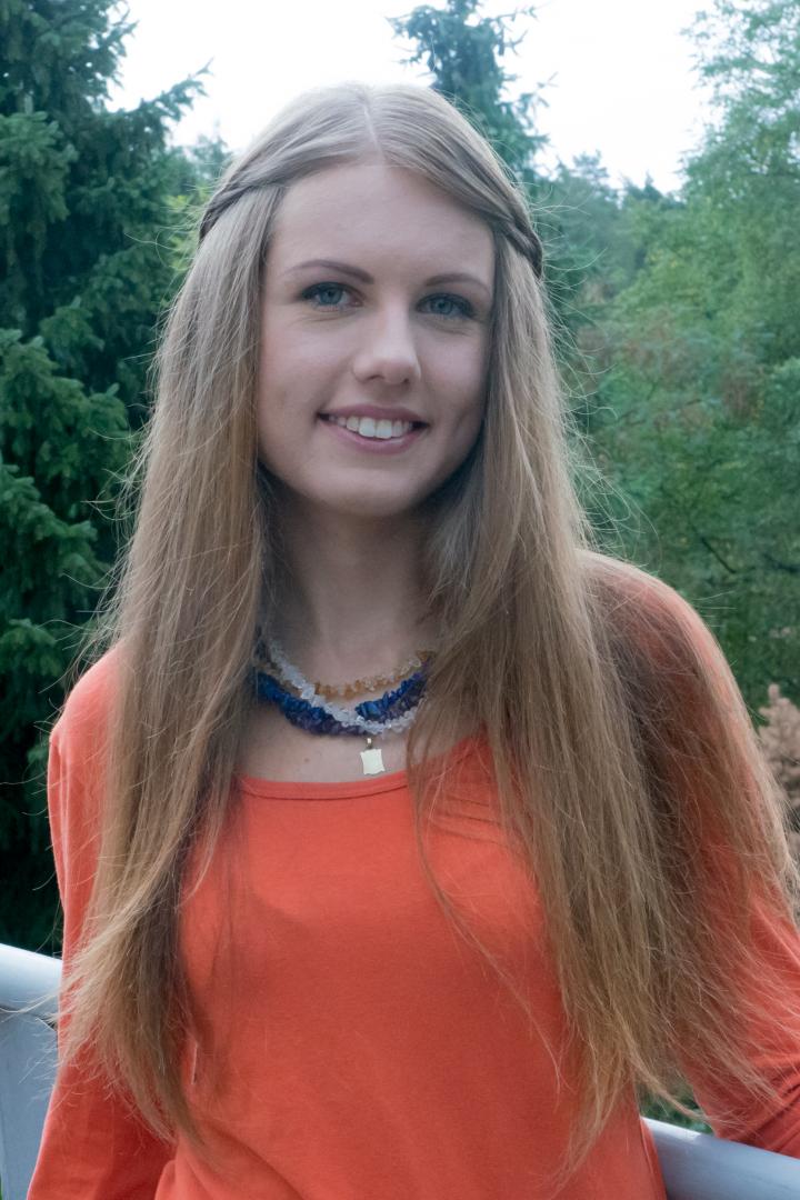 愛らしいヒッピーのティーンネールーシーがスリムな体を露出し自己愛玩する