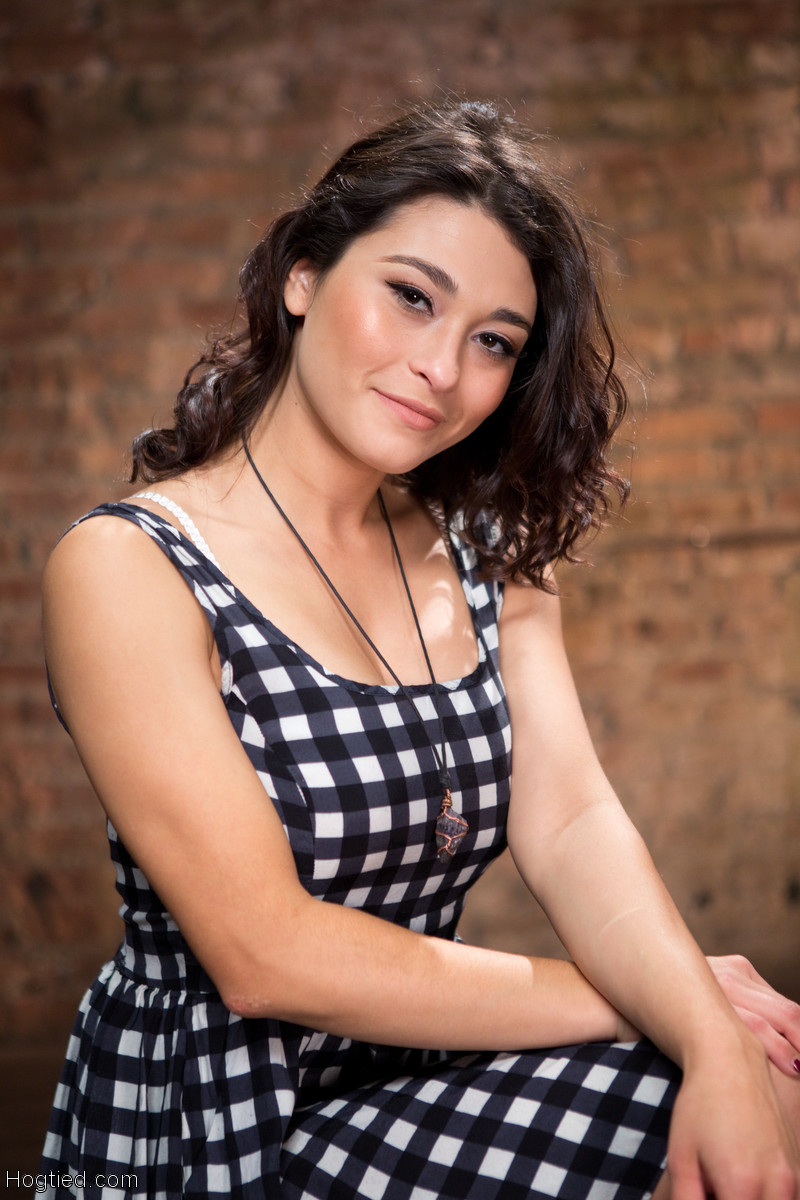 Raven Rocket : Belle Brune Subit Une Punition Corporelle En Bondage De Corde