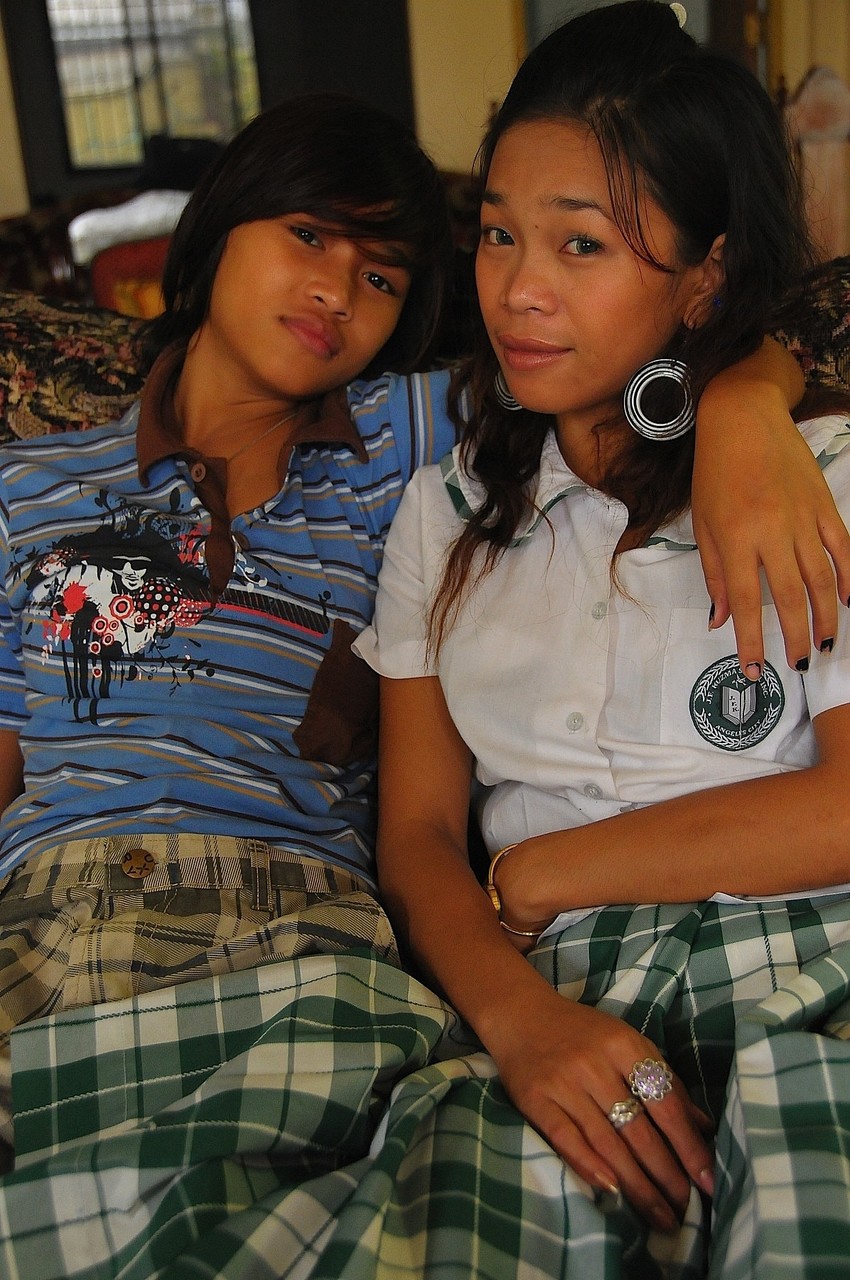 ニューハーフ・ガーリー・ヘンソンが二人の亜細亜美女と激しい3P