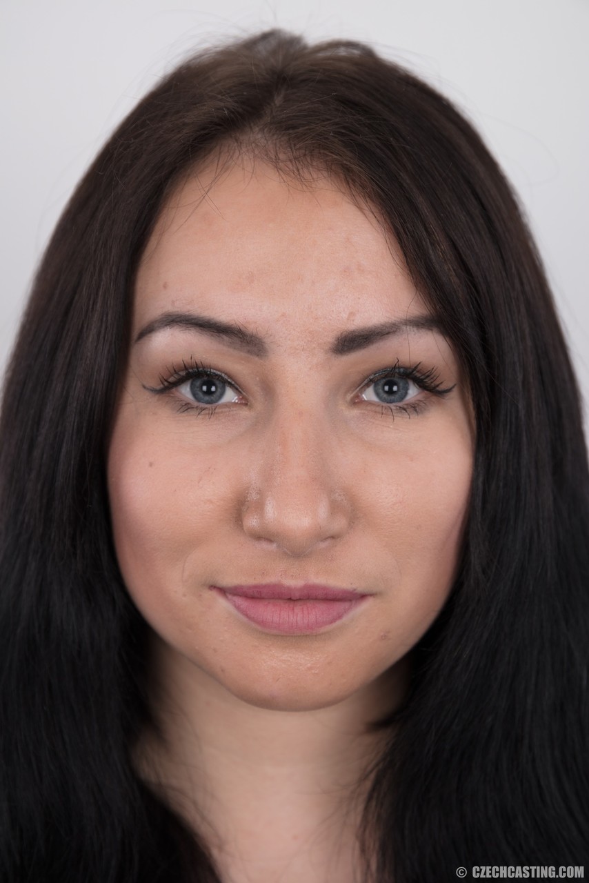 Jeune Fille Brune Barbora Se Tient Totalement Nue Pour La Première Fois