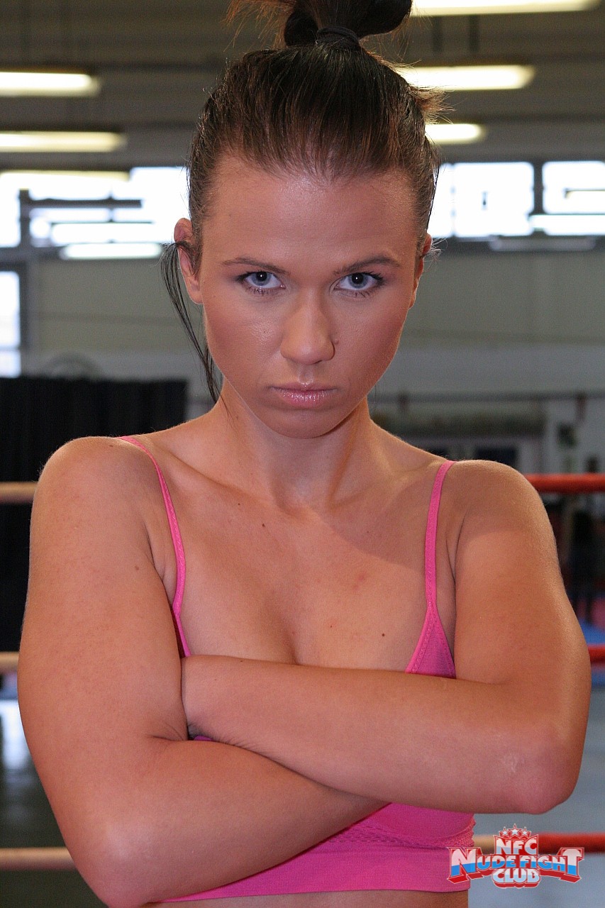 हंगेरियाई किशोरियां टिफनी डॉल और डेनिस स्काई एक लेस्बियन कुश्ती सत्र में