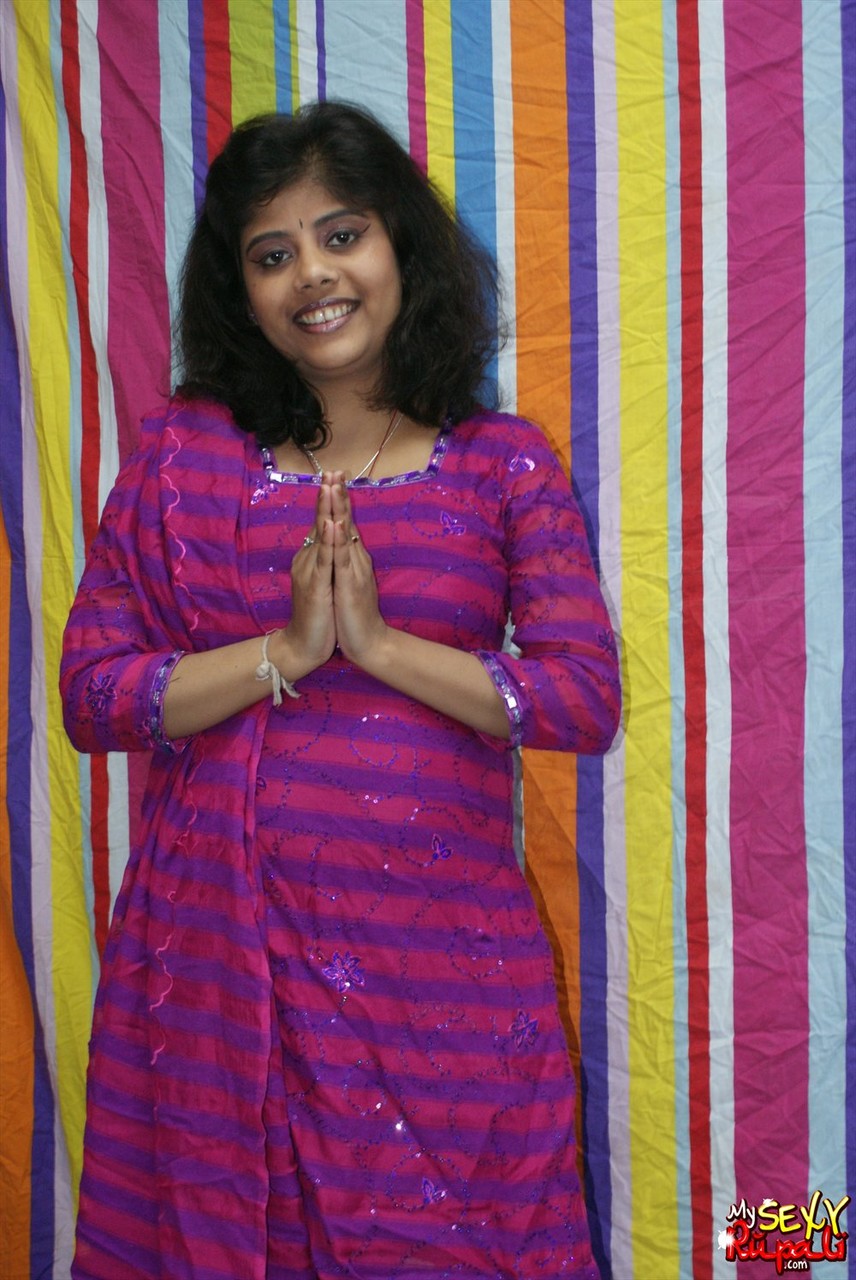 المرأة الهندية الممتلئة روبالي تبتسم أثناء التعري بالكامل