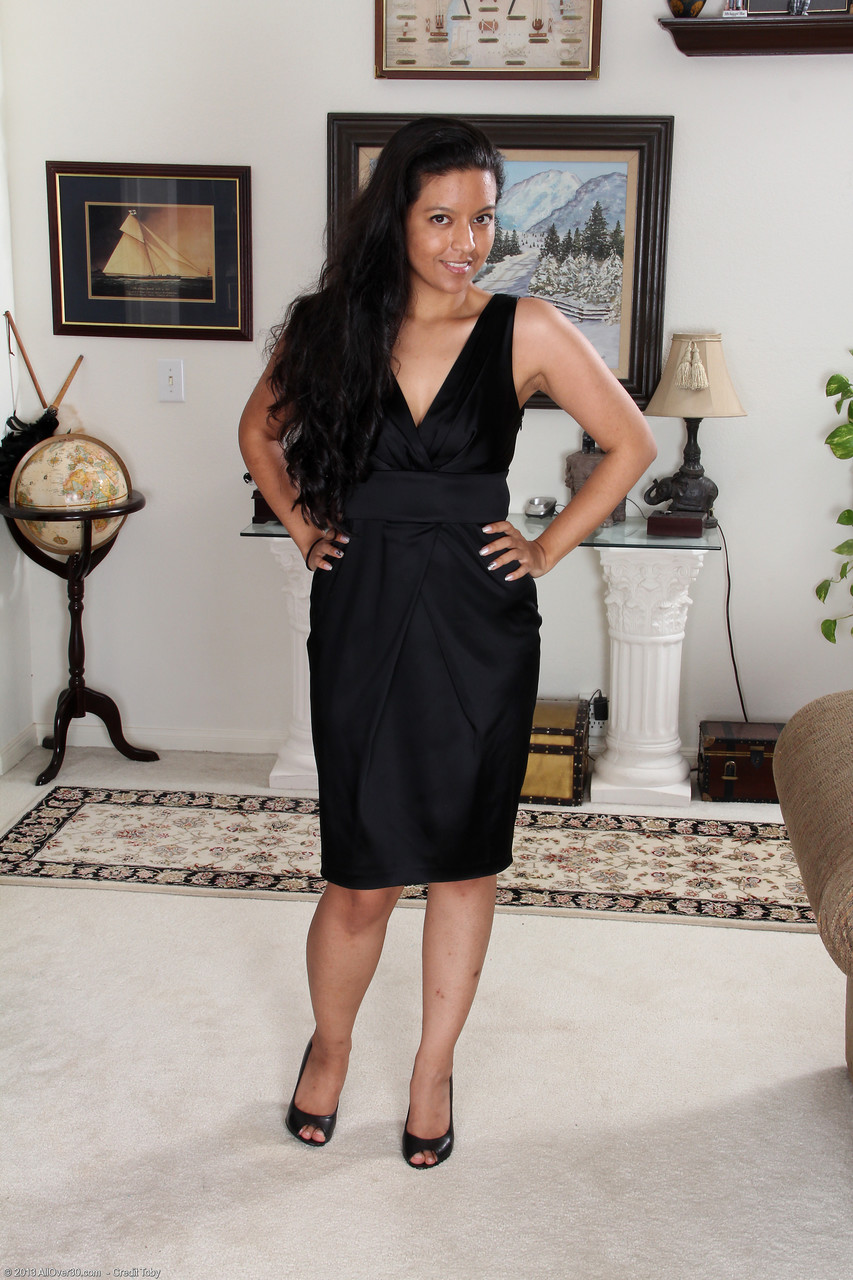 タトゥー入り素人熟女ジュリー・アンが脱ぎセクシーな体を披露