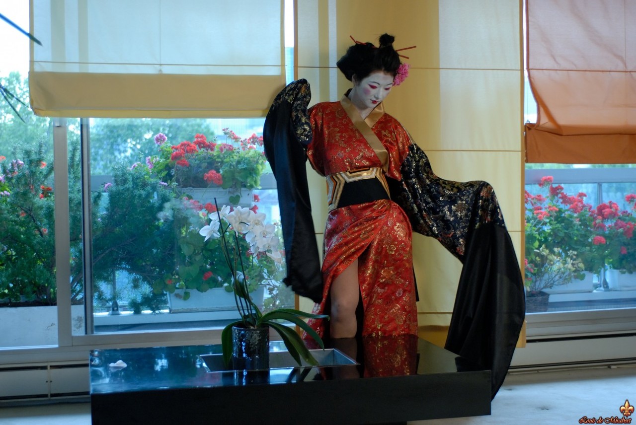 गीशा-पोश टैनिका सोलो मॉडल स्ट्रिपटीज़ में लingerie फ्लैश करती है