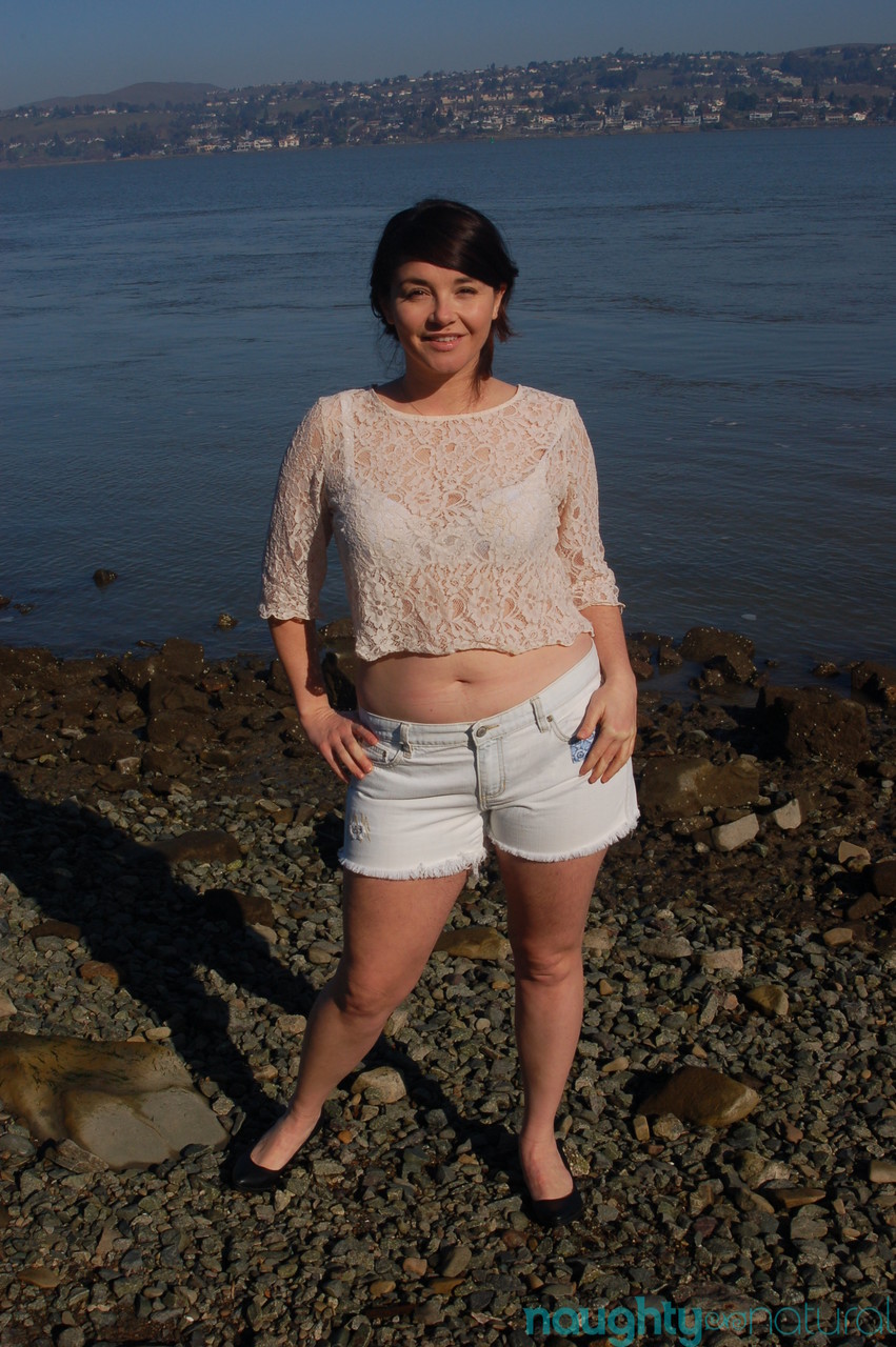 Amateur Beauty Maxine Holloway Reveals Hairy Armpits And Unshaved Holes