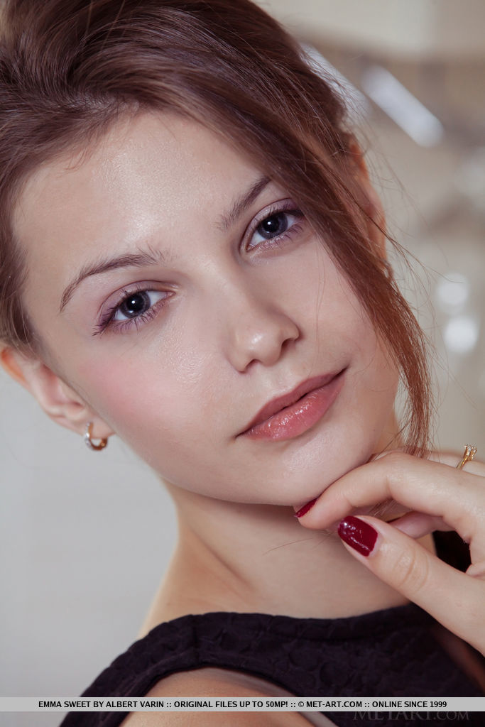 الحمراء الأنيقة إيما سويت تتعري ببطء وتفتح في المطبخ