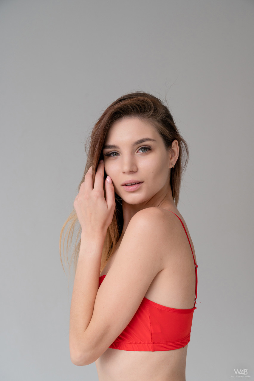 十代の美少女エミリア・ホップスが赤い下着を脱いで裸でポーズを取る