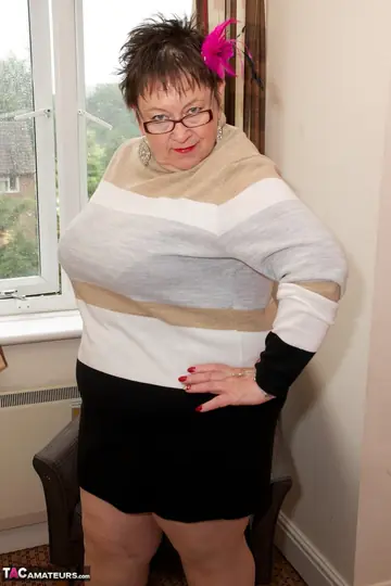 Mature Chubby Lady Tears Her Pantyhose While Wearing Glasses