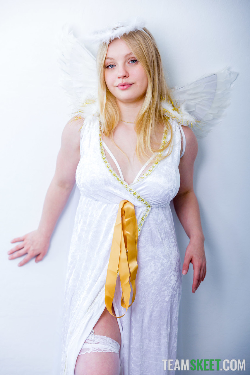 كايلي شاي: شقراء مراهقة مع ثديين كبيرين يتم حشوه في ملابس داخلية ملاك