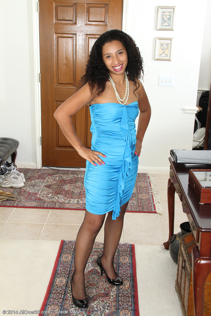 काली मिल्फ थेरेसा लॉन्ग प्रवेश द्वार में स्टॉकिंग्स तक उतरती है