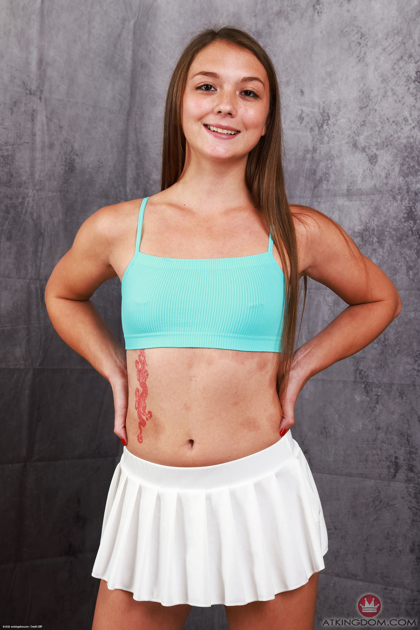 छोटी किशोरी मीरा मुनरो अपनी गोल नितंब दिखाती है