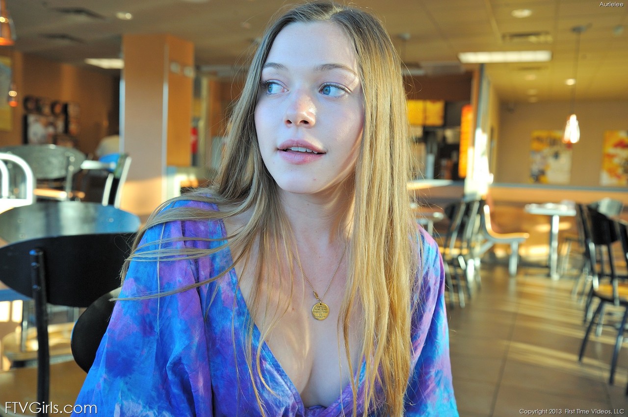 أوريلي تُظهر مؤخرتها الجميلة وهي تستمتع مع حلقة الهولا هوب