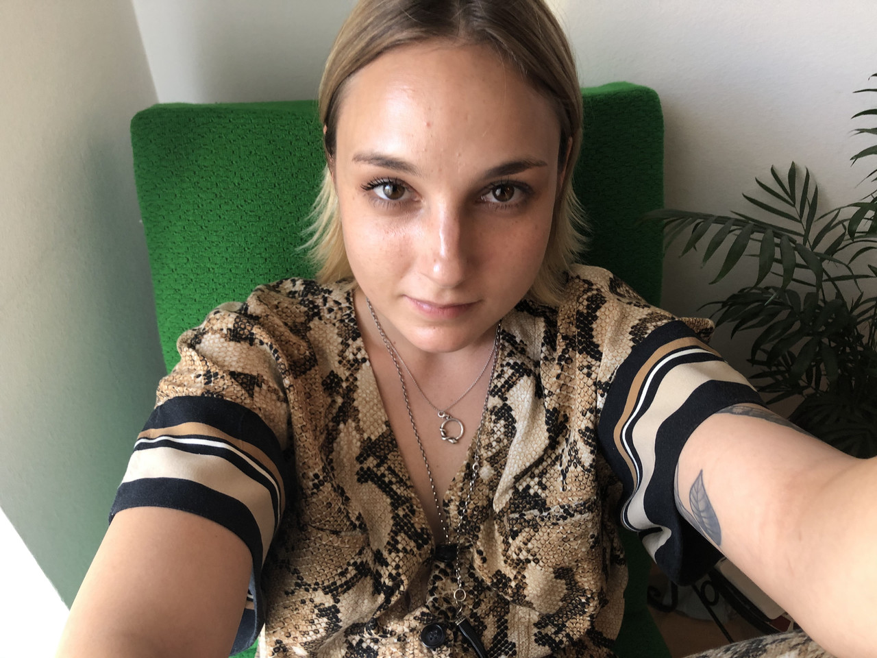 アマチュアの女性が裸になって濡れたマンコと遊ぶ