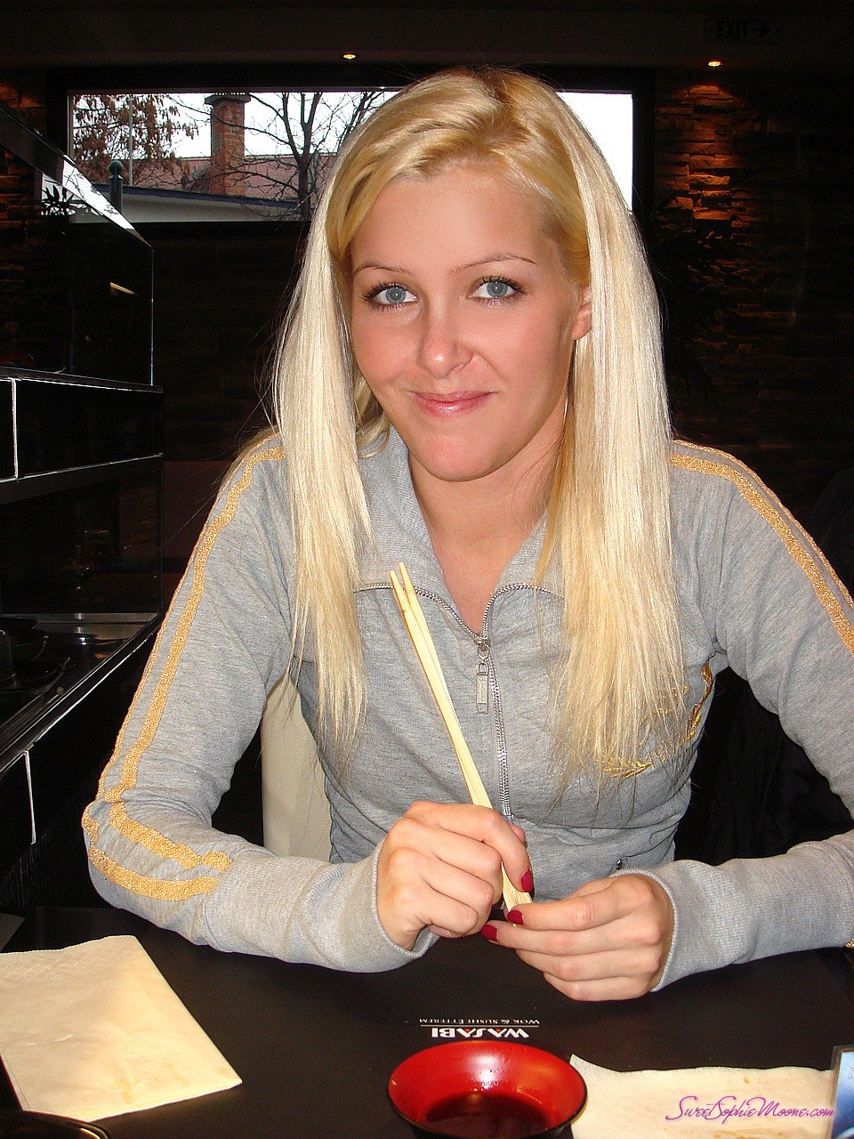 ハンガリーの人妻ソフィー・ムーンが日本食を楽しむ