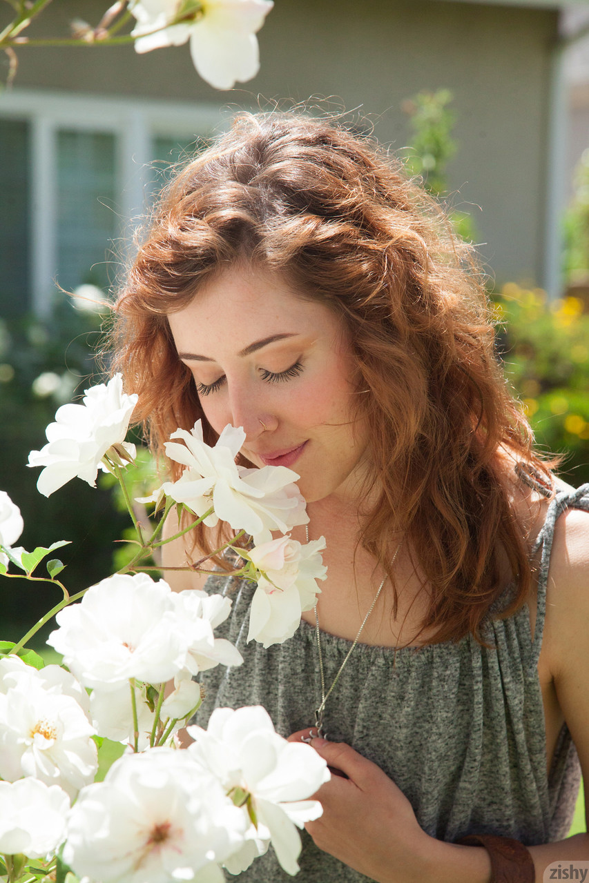 淫荡少女乌尔萨·芬利在户外摆拍非裸时展示她湿润的短裤