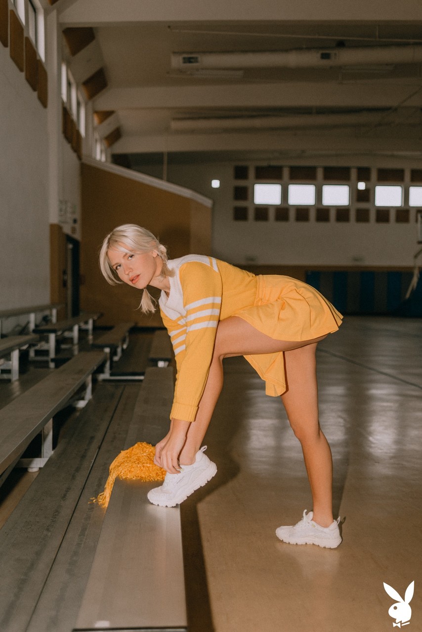 सेक्सी चियरलीडर लेनन एलिजाबेथ पूरी तरह नग्न होकर छोटे स्तन दिखाती है