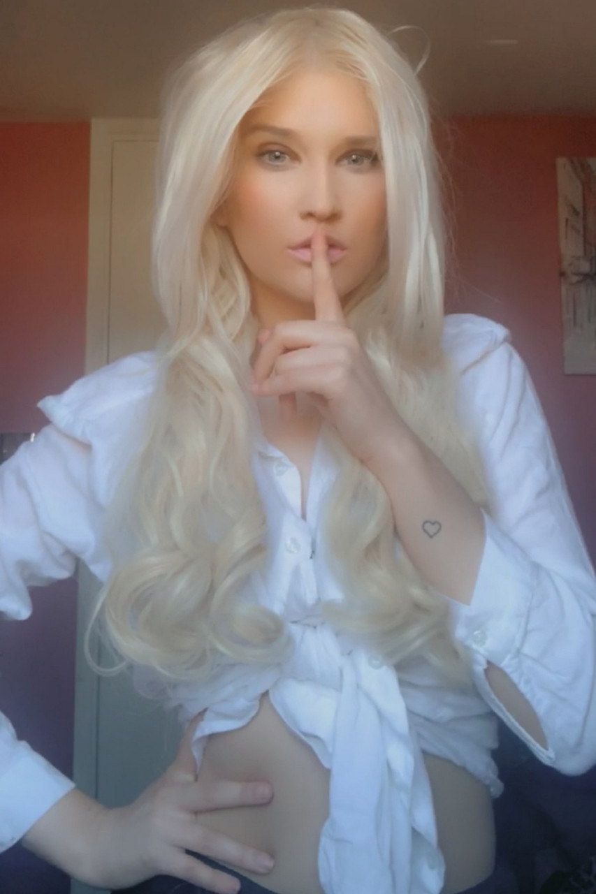 Loira Provocante Em Lingerie Sexy Enquanto Mostra Sua Bunda Gostosa