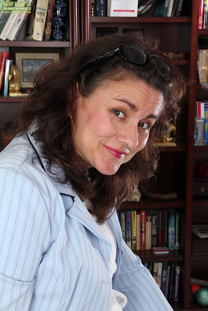 スパイシーオトナのGianna Jonesが毛深いマンコをこすりながら乳首を摘む