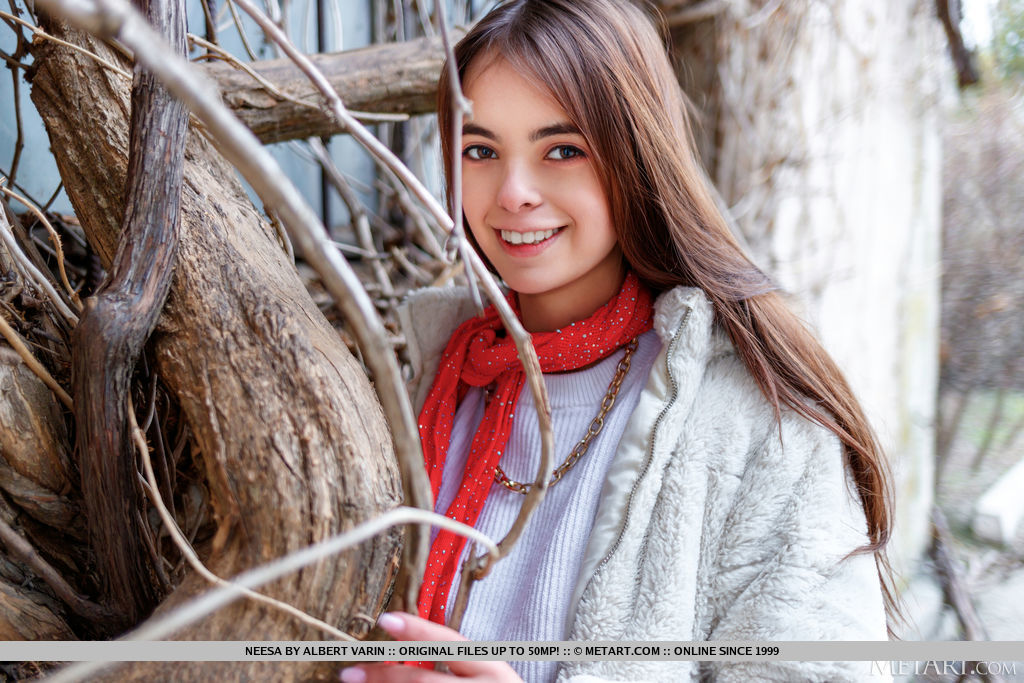 सुंदर किशोरी नीसा बाहर से आकर पूरी तरह नंगी हो जाती है