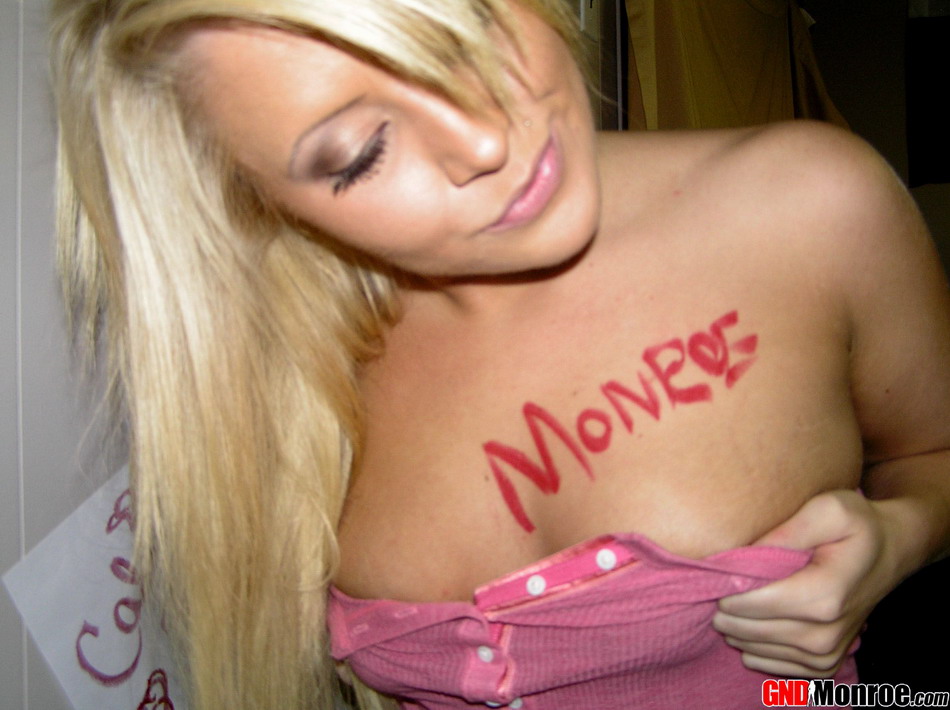 सुनहरे बालों वाली लड़की टाइट शॉर्ट्स में खुद की शूटिंग के दौरान तड़पती हुई अकेली चुदाई