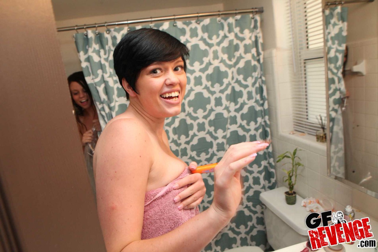 Lesben Alice Manson Und Veronica Wild Dildo-Spiel Im Badezimmer