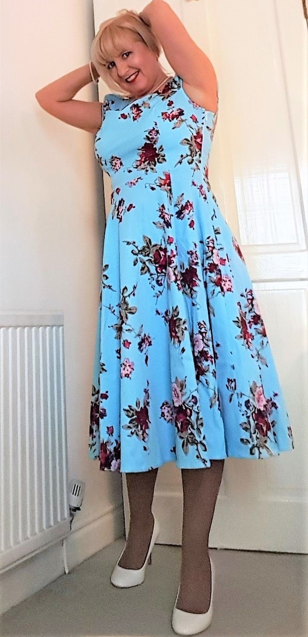 ब्रिटिश मिल्फ लॉर्ना ब्लू बड़े स्तन और बड़े नितंब प्रदर्शित करती है