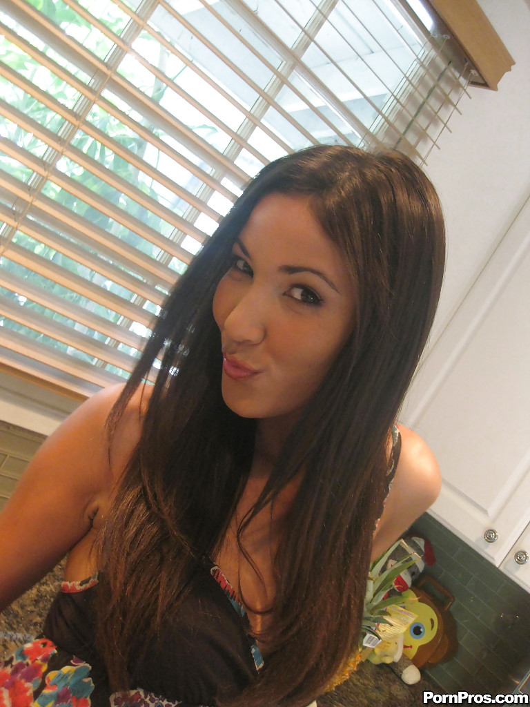 Giselle Ibiza Petite Amie Latina Exposant Son Vagin Rasé Sur Le Siège De Toilette De La Salle De Bain