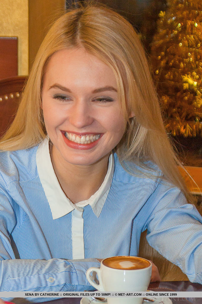 सुनहरे बालों वाली किशोरी बेब पैंटीहोज़ में बड़े स्तन और अच्छी गांड दिखाते हुए ग्लैम तस्वीरों के लिए