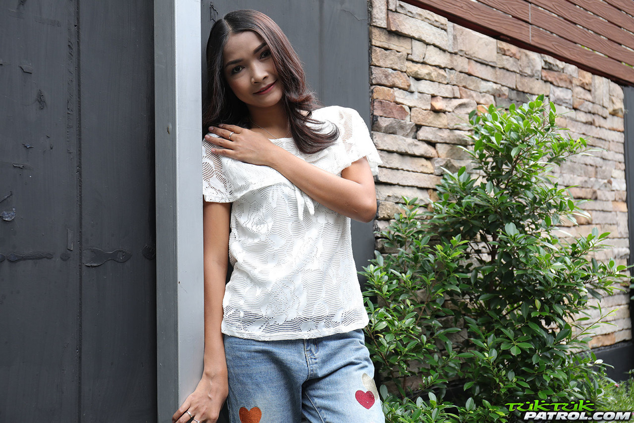 petite アジア人マイがジーンズを脱いで外国人とセックス