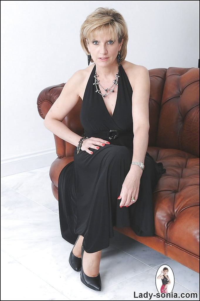 成熟女人在沙发上自慰