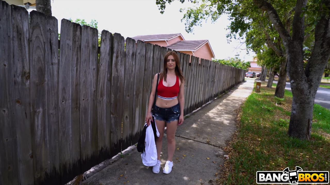 斯嘉丽·约翰逊在车里骑硬如石的肉棒