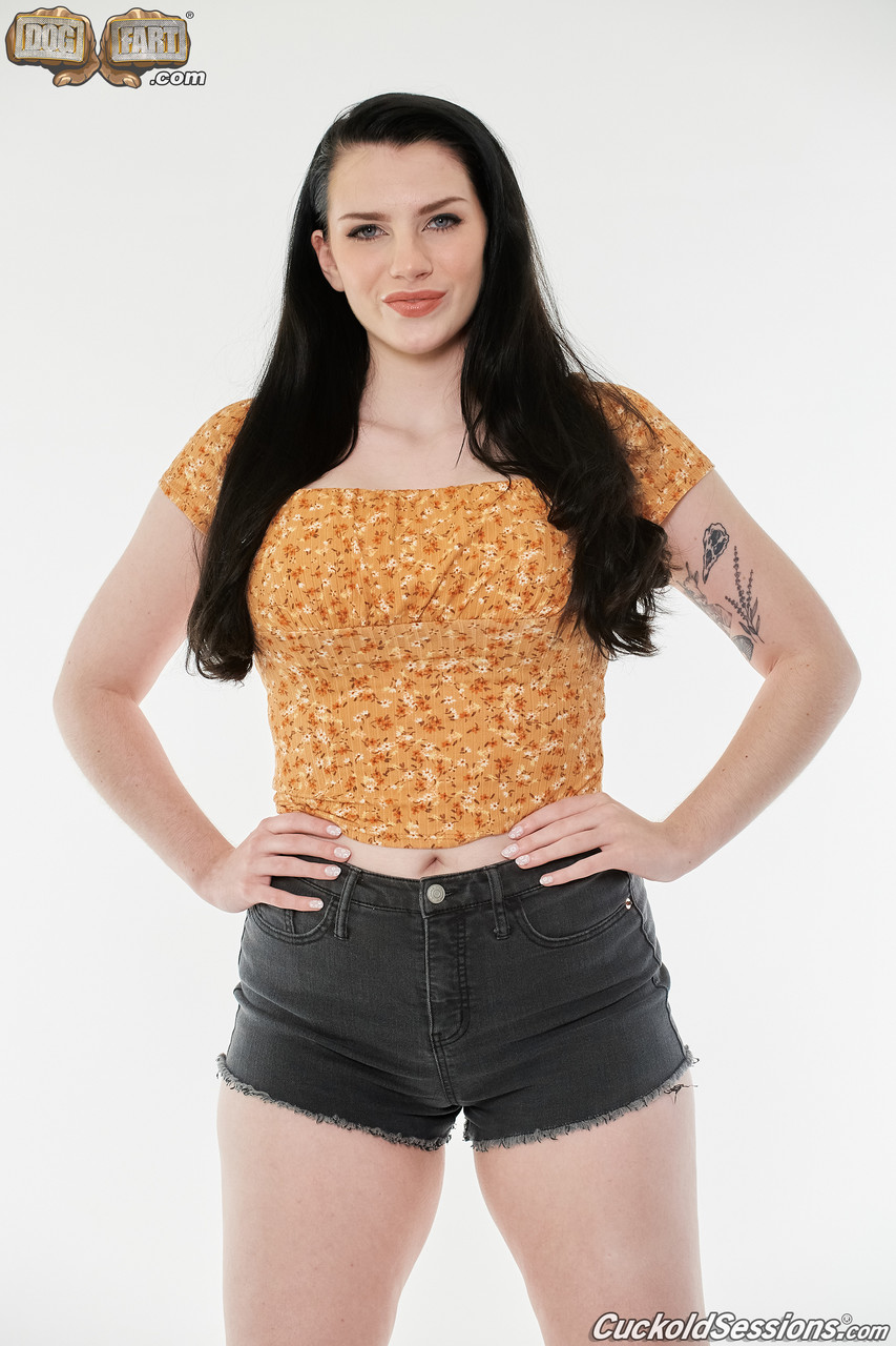 Em Indica: Горячая Темноволосая Киска Трахается При Муже