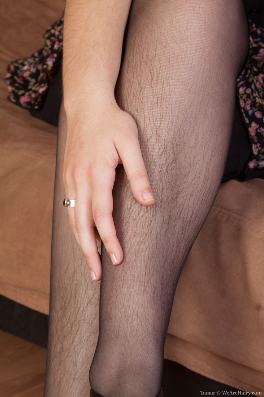 ストッキング姿のタマルが毛深いマンコを披露、巻き毛のブルネットが開脚