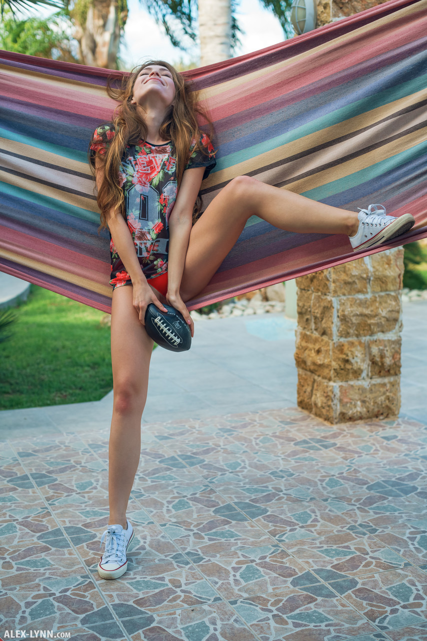 十代の少女が一人でサッカーのボールをパンティー着用の陰部に擦り付けている