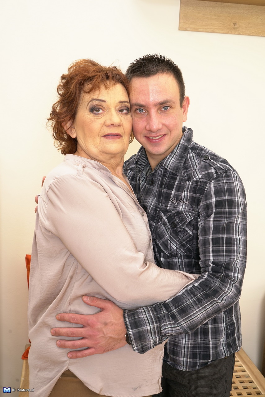 लाल बालों वाली मिल्फ और उसका टॉय बॉय चुदाई से पहले फोरप्ले करते हैं