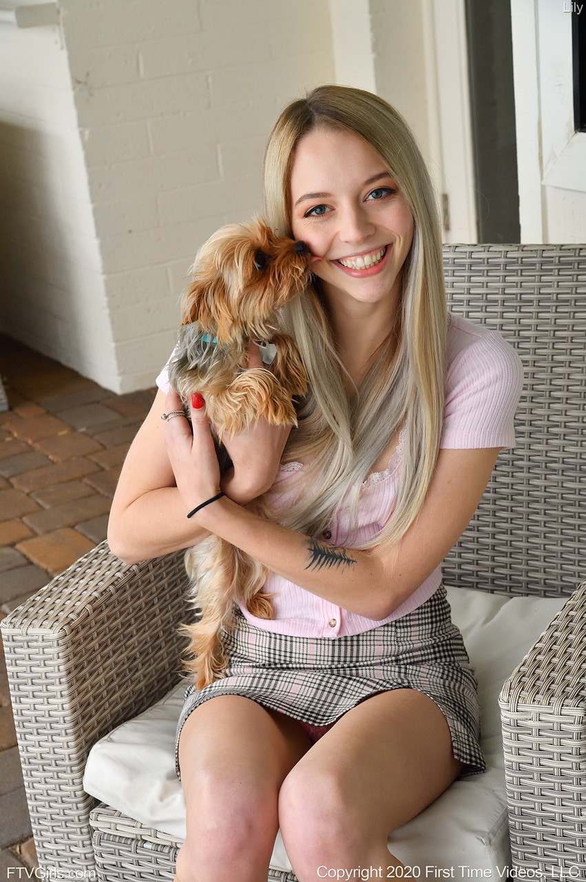 甜美少女莉莉在玩弄她美丽的阴道之前把小狗放下