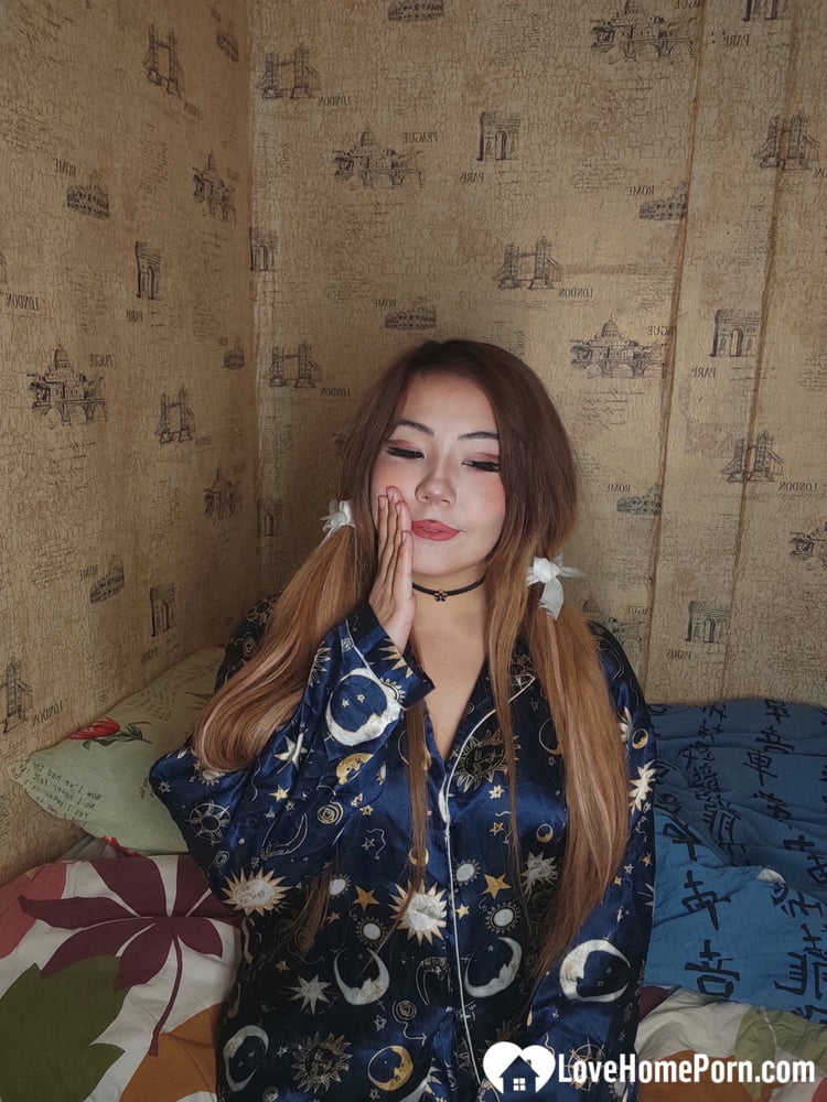 प्यारी अमेच्योर एशियाई बेबी बड़े गोल कूल और फैलाती है स्वादिष्ट योनि