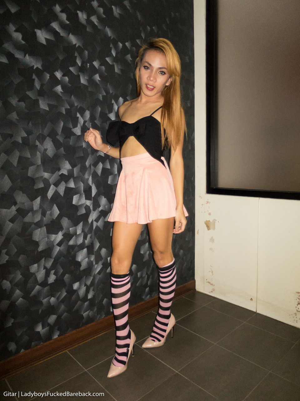 娇小的亚洲人妖口交后颜射 POV