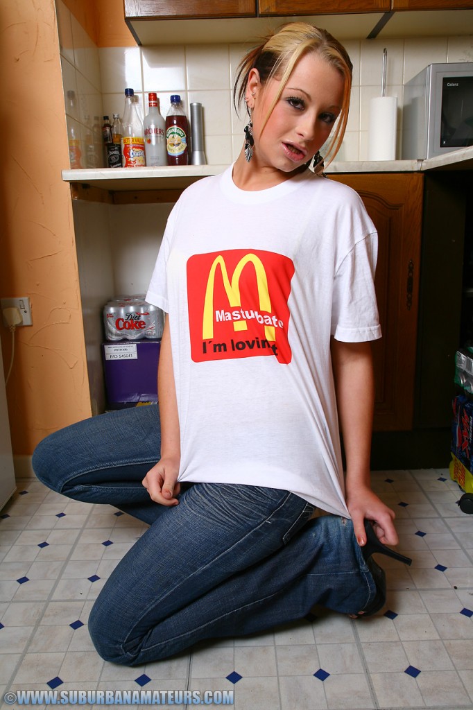 孤独业余家庭主妇 Leigh Logan 在厨房台面上用手指自慰