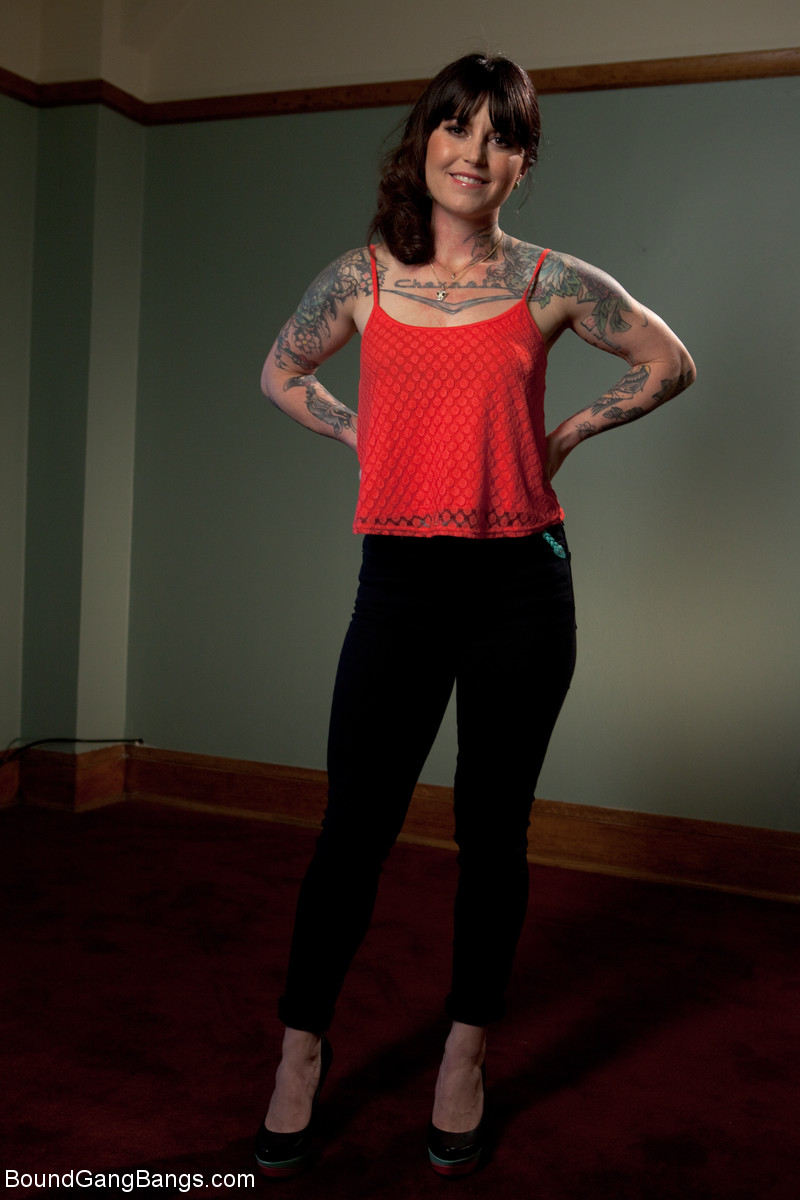 Vivienne Del Rio Strips And Reveals Her Perfect Tattooed Body