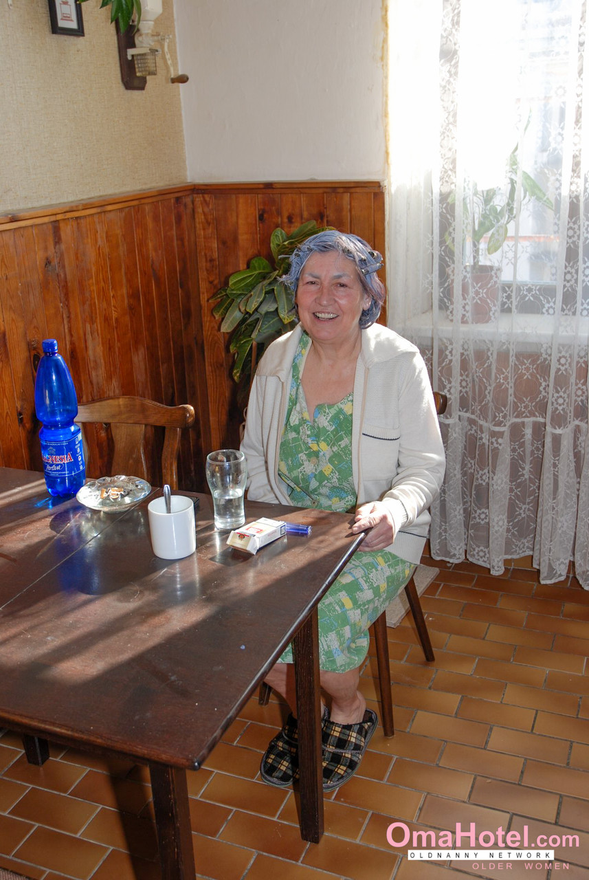 調皮奶奶崔莎阿姨揉捏著下垂奶頭並玩弄飢渴小穴