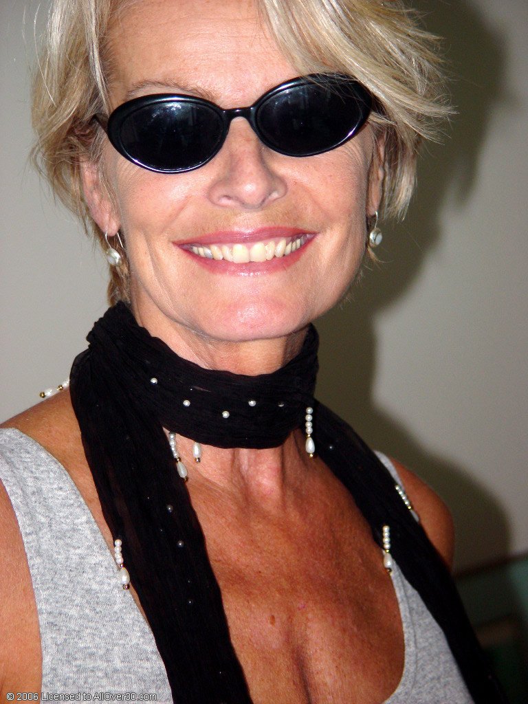 الشقراء الناضجة جاستين تُظهر مؤخرتها المذهلة وثدييها الكبيرين في المرحاض